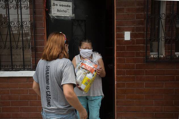 Volunteers from Help Guatemala deliver grocery bags to families who place white flags at the entrance of their homes to ask for help and food in Guatemala City, Guatemala, 26 April 2020. Hanging a white flag on the front of their homes as a request for food aid is the final hope that Guatemalans cling to in difficult times and without income due to the quarantine imposed on 15 March by authorities. EFE Esteban Biba White flags a resource for help in Guatemala !ACHTUNG: NUR REDAKTIONELLE NUTZUNG!  Copyright: xEstebanxBibax AME5929 20200427-637235439859545571