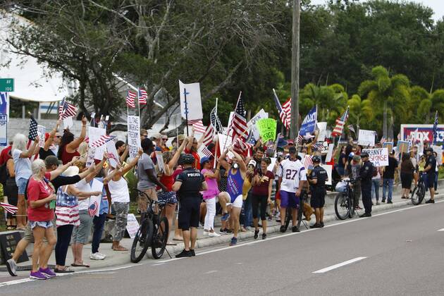 News Themen der Woche KW17 News Bilder des Tages April 26, 2020, Tampa, Florida, USA: Over 100 supporters of the Re-Open Florida CARavan and Rally movement gathered to protest in front of the FOX 13 News Station on Kennedy on Sunday, April 26, 2020 in Tampa. The group held signs, played music and spread their message to reopen the state of Florida after being closed for months. Tampa USA - ZUMAs70_ 20200426_zan_s70_007 Copyright: xLuisxSantanax
