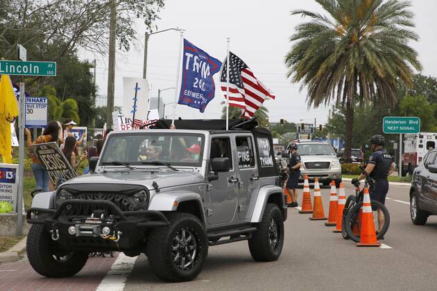 April 26, 2020, Tampa, Florida, USA: Over 100 supporters of the Re-Open Florida CARavan and Rally movement gathered to protest in front of the FOX 13 News Station on Kennedy on Sunday, April 26, 2020 in Tampa. The group held signs, played music and spread their message to reopen the state of Florida after being closed for months. Tampa USA - ZUMAs70_ 20200426_zan_s70_009 Copyright: xLuisxSantanax