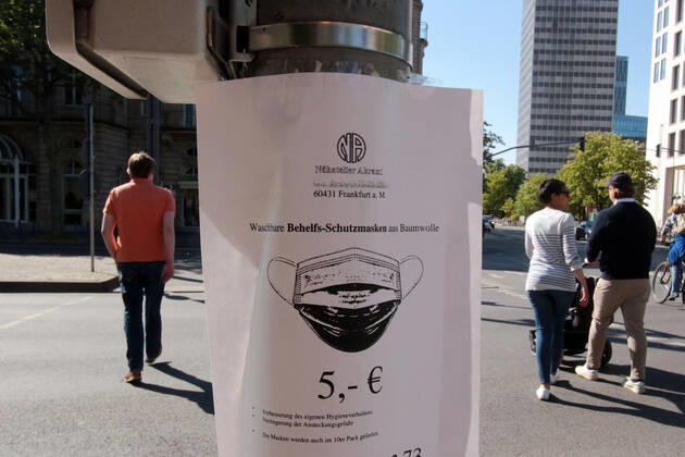 Anschlag an einem Ampelmast mit Verkaufsangebot von handarbeitlich hergestellten Behelfsmasken aus Baumwolle in der Innenstadt Frankfurt, Hessen, Deutschland