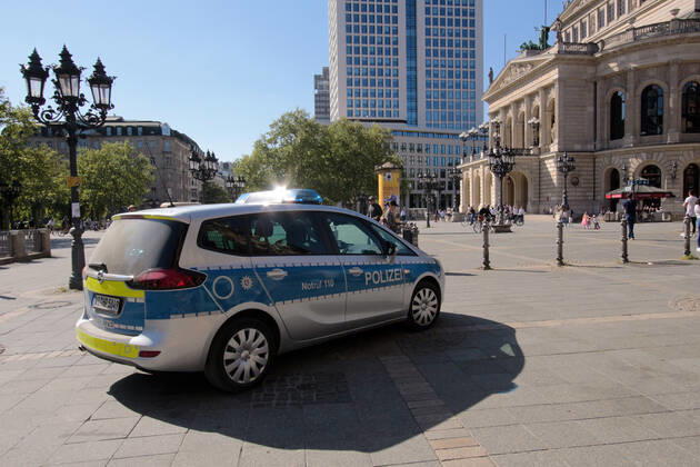 Eine Polizeistreife der Landespolizei Hessen kontrolliert anlässlich der Coronakrise die Einhaltung der Kontaktverbote sowie Mindestabstände auf dem Opernplatz in der Innenstadt Frankfurt, Hessen, Deutschland