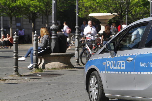 News Themen der Woche KW17 News Bilder des Tages Eine Polizeistreife der Landespolizei Hessen kontrolliert anlässlich der Coronakrise die Einhaltung der Kontaktverbote sowie Mindestabstände auf dem Opernplatz in der Innenstadt Frankfurt, Hessen, Deutschland
