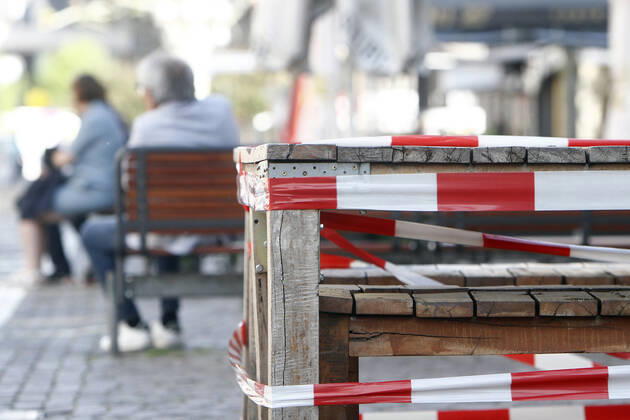 Absperrband um Tische und Stühle eines geschlossenen Restaurants in der Innenstadt von Frankfurt, Hessen, Frankfurt