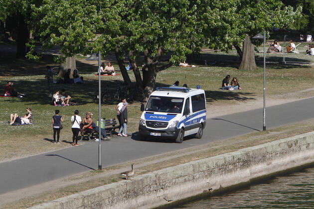 Eine Polizeistreife der Landespolizei Hessen kontrolliert anlässlich der Coronakrise die Einhaltung der Kontaktverbote sowie Mindestabstände auf der Uferpromenade am Mainufer in der Innenstadt Frankfurt, Hessen, Deutschland