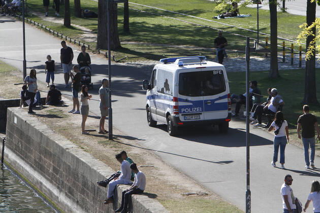 Eine Polizeistreife der Landespolizei Hessen kontrolliert anlässlich der Coronakrise die Einhaltung der Kontaktverbote sowie Mindestabstände auf der Uferpromenade am Mainufer in der Innenstadt Frankfurt, Hessen, Deutschland
