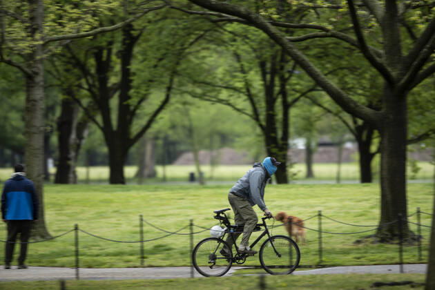 (200426) -- WASHINGTON, April 26, 2020 (Xinhua) -- A man rides a bicycle near the Lincoln Memorial in Washington D.C., the United States, on April 26, 2020. Anthony Fauci, director of the U.S. National Institute of Allergy and Infectious Diseases, said the country will be able to double its COVID-19 testing capacity over the next several weeks, which is needed to safely reopen portions of the economy, according to The Hill on Sunday. (Photo by Ting Shen Xinhua) U.S.-WASHINGTON D.C.-COVID-19-TESTING CAPACITY 