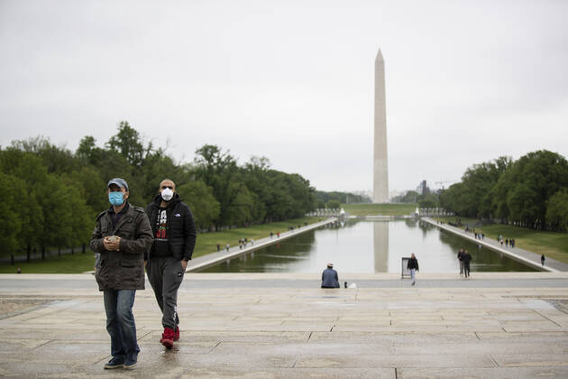 (200426) -- WASHINGTON, April 26, 2020 (Xinhua) -- People wearing masks are seen near the Lincoln Memorial in Washington D.C., the United States, on April 26, 2020. Anthony Fauci, director of the U.S. National Institute of Allergy and Infectious Diseases, said the country will be able to double its COVID-19 testing capacity over the next several weeks, which is needed to safely reopen portions of the economy, according to The Hill on Sunday. (Photo by Ting Shen Xinhua) U.S.-WASHINGTON D.C.-COVID-19-TESTING CAPACITY 