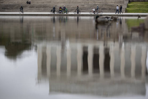 (200426) -- WASHINGTON, April 26, 2020 (Xinhua) -- People are seen near the Lincoln Memorial in Washington D.C., the United States, on April 26, 2020. Anthony Fauci, director of the U.S. National Institute of Allergy and Infectious Diseases, said the country will be able to double its COVID-19 testing capacity over the next several weeks, which is needed to safely reopen portions of the economy, according to The Hill on Sunday. (Photo by Ting Shen Xinhua) U.S.-WASHINGTON D.C.-COVID-19-TESTING CAPACITY 