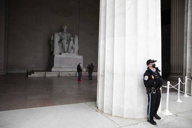 (200426) -- WASHINGTON, April 26, 2020 (Xinhua) -- A U.S. National Park Police officer wearing a mask guards the Lincoln Memorial in Washington D.C., the United States, on April 26, 2020. Anthony Fauci, director of the U.S. National Institute of Allergy and Infectious Diseases, said the country will be able to double its COVID-19 testing capacity over the next several weeks, which is needed to safely reopen portions of the economy, according to The Hill on Sunday. (Photo by Ting Shen Xinhua) U.S.-WASHINGTON D.C.-COVID-19-TESTING CAPACITY 