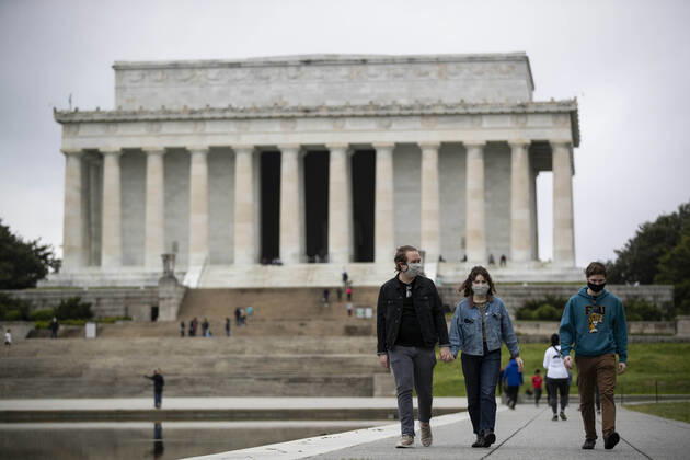 (200426) -- WASHINGTON, April 26, 2020 (Xinhua) -- People wearing masks walk near the Lincoln Memorial in Washington D.C., the United States, on April 26, 2020. Anthony Fauci, director of the U.S. National Institute of Allergy and Infectious Diseases, said the country will be able to double its COVID-19 testing capacity over the next several weeks, which is needed to safely reopen portions of the economy, according to The Hill on Sunday. (Photo by Ting Shen Xinhua) U.S.-WASHINGTON D.C.-COVID-19-TESTING CAPACITY 