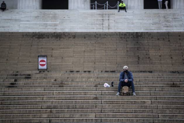 (200426) -- WASHINGTON, April 26, 2020 (Xinhua) -- A man wearing a mask sits in front of the Lincoln Memorial in Washington D.C., the United States, on April 26, 2020. Anthony Fauci, director of the U.S. National Institute of Allergy and Infectious Diseases, said the country will be able to double its COVID-19 testing capacity over the next several weeks, which is needed to safely reopen portions of the economy, according to The Hill on Sunday. (Photo by Ting Shen Xinhua) U.S.-WASHINGTON D.C.-COVID-19-TESTING CAPACITY 
