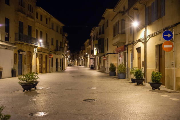 20200426 Children go out of the Home in Mallorca during Corona Lock down PALMA DE MALLORCA, SPAIN - APRIL 26 2020 : Empty roads in in Llucmajor at - Children go out of the Home in Mallorca during Corona Lock down on April 26, 2020 in Palma de Mallorca, . Palma de Mallorca Baleares Spain