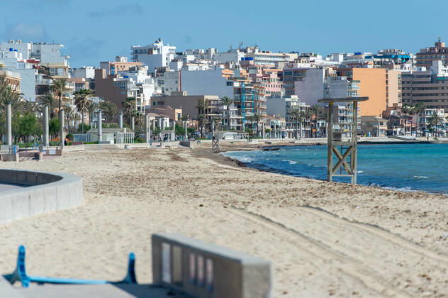 20200426 Children go out of the Home in Mallorca during Corona Lock down PALMA DE MALLORCA, SPAIN - APRIL 26 2020 : General view of the beach at the Playa de Palma at - Children go out of the Home in Mallorca during Corona Lock down on April 26, 2020 in Palma de Mallorca, . Palma de Mallorca Baleares Spain