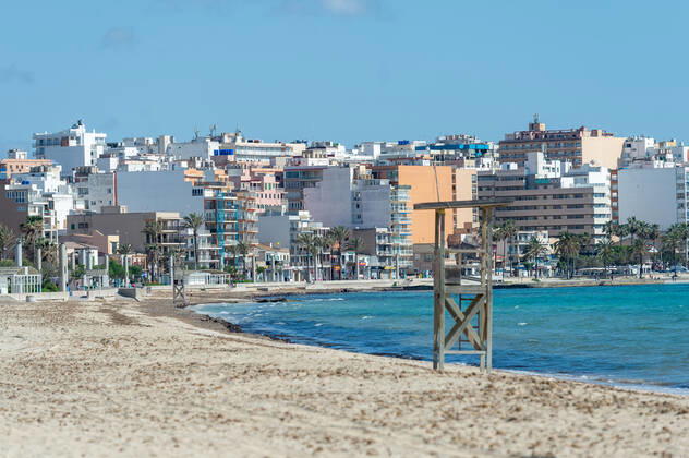 20200426 Children go out of the Home in Mallorca during Corona Lock down PALMA DE MALLORCA, SPAIN - APRIL 26 2020 : General view of the beach at the Playa de Palma at - Children go out of the Home in Mallorca during Corona Lock down on April 26, 2020 in Palma de Mallorca, . Palma de Mallorca Baleares Spain