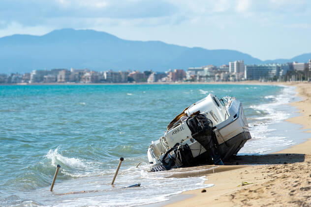 20200426 Children go out of the Home in Mallorca during Corona Lock down PALMA DE MALLORCA, SPAIN - APRIL 26 2020 : Stranded abandoned boat on playa de palma at the Playa de Palma at - Children go out of the Home in Mallorca during Corona Lock down on April 26, 2020 in Palma de Mallorca, . Palma de Mallorca Baleares Spain