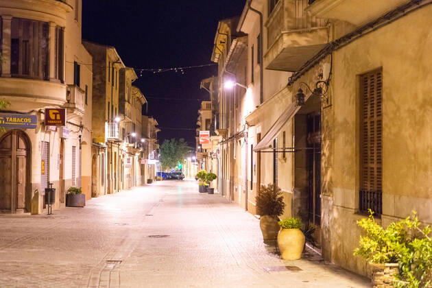 20200426 Children go out of the Home in Mallorca during Corona Lock down PALMA DE MALLORCA, SPAIN - APRIL 26 2020 : Empty roads in in Llucmajor at - Children go out of the Home in Mallorca during Corona Lock down on April 26, 2020 in Palma de Mallorca, . Palma de Mallorca Baleares Spain