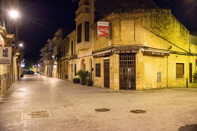 20200426 Children go out of the Home in Mallorca during Corona Lock down PALMA DE MALLORCA, SPAIN - APRIL 26 2020 : closed bar in in Llucmajor at - Children go out of the Home in Mallorca during Corona Lock down on April 26, 2020 in Palma de Mallorca, . Palma de Mallorca Baleares Spain
