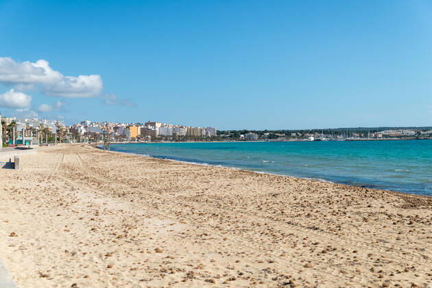 20200426 Children go out of the Home in Mallorca during Corona Lock down PALMA DE MALLORCA, SPAIN - APRIL 26 2020 : General view of the beach at the Playa de Palma at - Children go out of the Home in Mallorca during Corona Lock down on April 26, 2020 in Palma de Mallorca, . Palma de Mallorca Baleares Spain