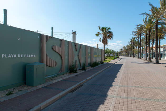 20200426 Children go out of the Home in Mallorca during Corona Lock down PALMA DE MALLORCA, SPAIN - APRIL 26 2020 : Ballermann 6 ( Balenario 6) on the Playa de Palma at - Children go out of the Home in Mallorca during Corona Lock down on April 26, 2020 in Palma de Mallorca, . Palma de Mallorca Baleares Spain