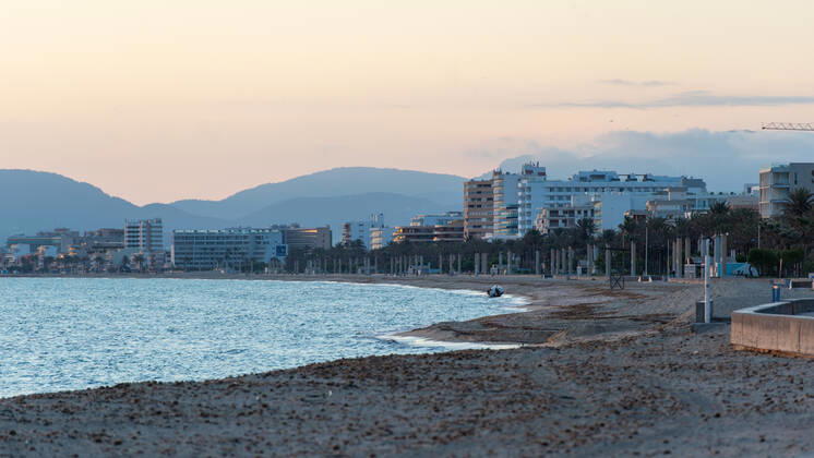 20200426 Children go out of the Home in Mallorca during Corona Lock down PALMA DE MALLORCA, SPAIN - APRIL 26 2020 : sunset at the Playa de Palma at - Children go out of the Home in Mallorca during Corona Lock down on April 26, 2020 in Palma de Mallorca, . Palma de Mallorca Baleares Spain