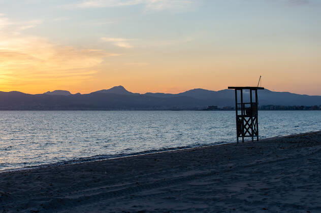 20200426 Children go out of the Home in Mallorca during Corona Lock down PALMA DE MALLORCA, SPAIN - APRIL 26 2020 : sunset at the Playa de Palma at - Children go out of the Home in Mallorca during Corona Lock down on April 26, 2020 in Palma de Mallorca, . Palma de Mallorca Baleares Spain