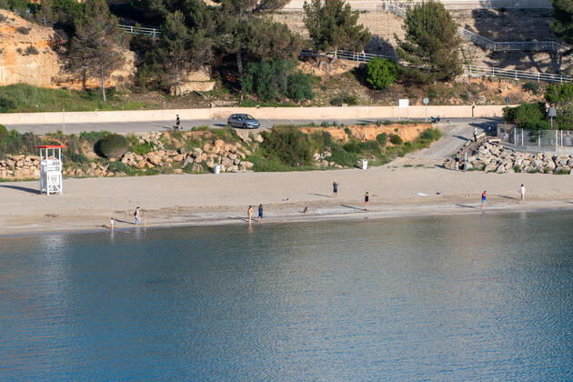 20200426 Children go out of the Home in Mallorca during Corona Lock down PALMA DE MALLORCA, SPAIN - APRIL 26 2020 : Port Adriano beach at - Children go out of the Home in Mallorca during Corona Lock down on April 26, 2020 in Palma de Mallorca, . Palma de Mallorca Baleares Spain