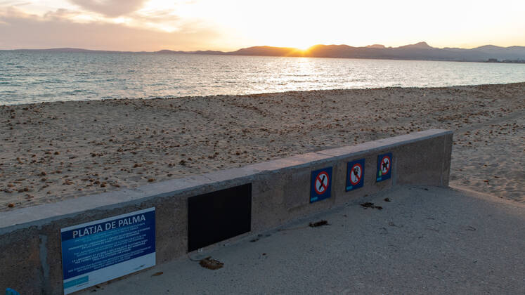 20200426 Children go out of the Home in Mallorca during Corona Lock down PALMA DE MALLORCA, SPAIN - APRIL 26 2020 : sunset at the Playa de Palma at - Children go out of the Home in Mallorca during Corona Lock down on April 26, 2020 in Palma de Mallorca, . Palma de Mallorca Baleares Spain