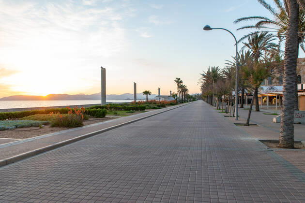 20200426 Children go out of the Home in Mallorca during Corona Lock down PALMA DE MALLORCA, SPAIN - APRIL 26 2020 : sunset at the Playa de Palma at - Children go out of the Home in Mallorca during Corona Lock down on April 26, 2020 in Palma de Mallorca, . Palma de Mallorca Baleares Spain