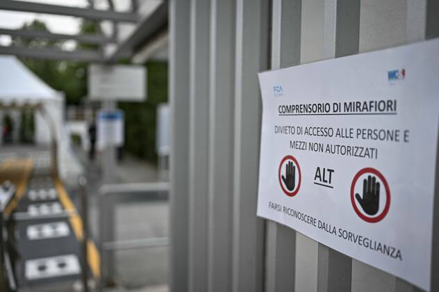 Coronavirus in Italien, Sicherheitsvorkehrungen am Werk von Fiat Chrysler in Turin Coronavirus emergency: temperature controls and mask delivery to the FCA gates of the Mirafiori plant in the photo: signs at door 2 of the Mirafiori plant  Copyright: xRiccardoxGiordanox xIPAx xFotosickix