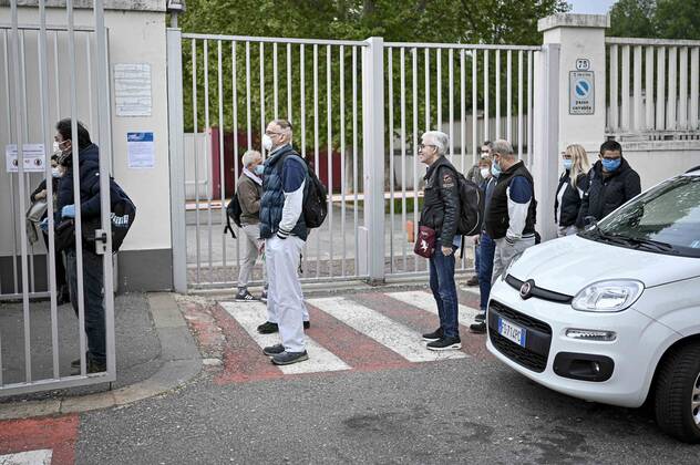 Coronavirus in Italien, Sicherheitsvorkehrungen am Werk von Fiat Chrysler in Turin Coronavirus emergency: temperature controls and delivery of masks to the FCA Mirafiori factory gates in the photo:  Copyright: xRiccardoxGiordanox xIPAx xFotosickix