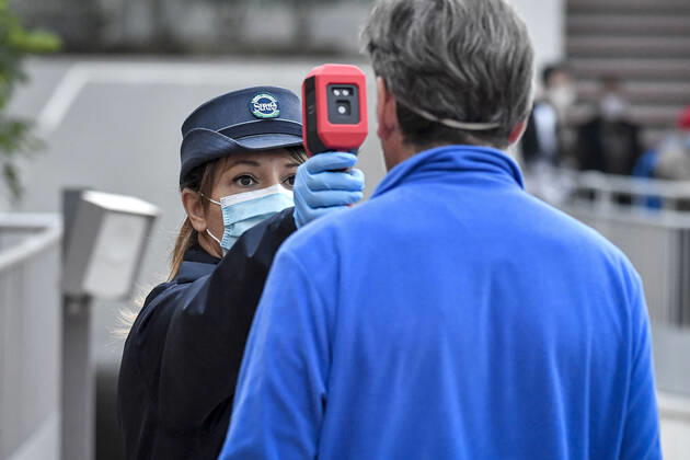 Coronavirus in Italien, Sicherheitsvorkehrungen am Werk von Fiat Chrysler in Turin Coronavirus emergency. Temperature controls and delivery of masks to the FCA gates of the Mirafiori plant in the photo: temperature control with scanner  Copyright: xRiccardoxGiordanox xIPAx xFotosickix