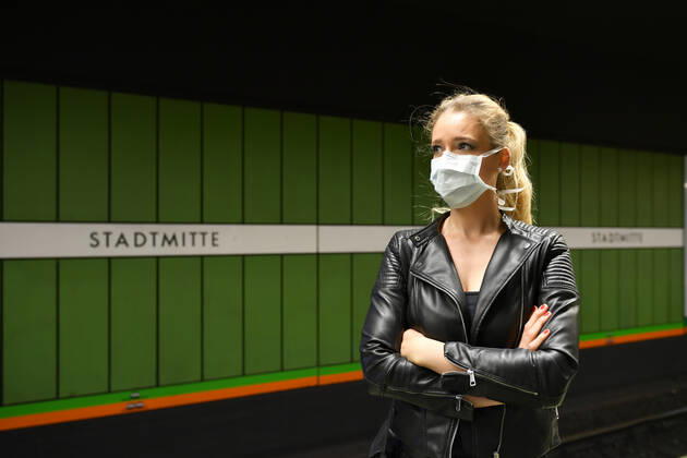 Frau mit Mundschutzmaske, wartet auf Zug, S-Bahn, Corona-Krise, Stuttgart, Baden-Württemberg, Deutschland Coronavirus