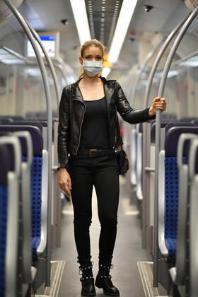 Frau mit Mundschutzmaske, steht in S-Bahn, Corona-Krise, Stuttgart, Baden-Württemberg, Deutschland Coronavirus