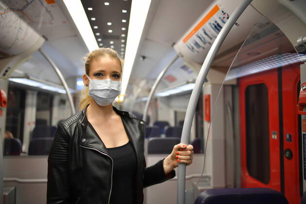 Frau mit Mundschutzmaske, steht in S-Bahn, Corona-Krise, Stuttgart, Baden-Württemberg, Deutschland Coronavirus