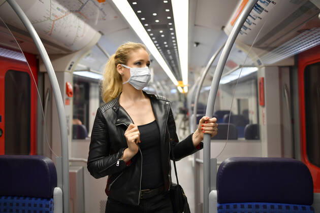 Frau mit Mundschutzmaske, steht in S-Bahn, Corona-Krise, Stuttgart, Baden-Württemberg, Deutschland Coronavirus