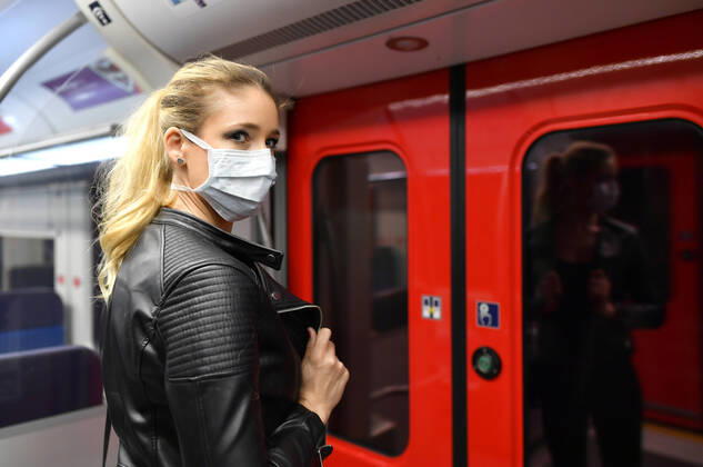 News Bilder des Tages Frau mit Mundschutzmaske, steht in S-Bahn, Corona-Krise, Stuttgart, Baden-Württemberg, Deutschland Coronavirus