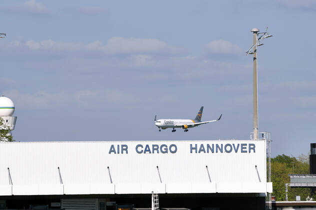 Volkswagen empfängt Luftfracht mit 5 Million Schutzmasken und medizinische Hilfsmaterialien aus China auf dem Hannover Airport. Hannover, 26.04.2020
