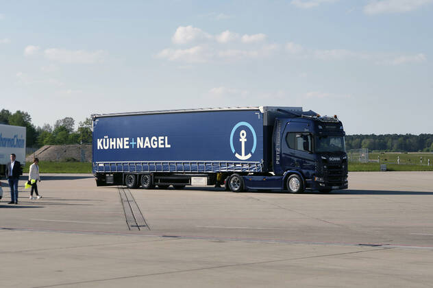 Kühne + Nagel Lkw für die Abholung - Volkswagen empfängt Luftfracht mit 5 Million Schutzmasken und medizinische Hilfsmaterialien aus China auf dem Hannover Airport. Hannover, 26.04.2020