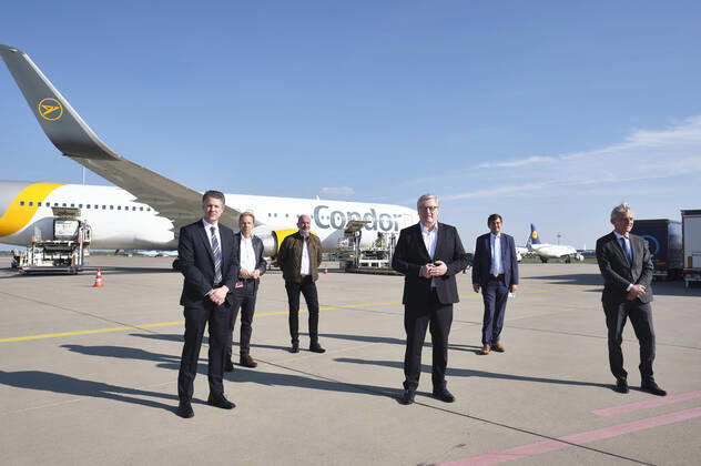 Johannes Trimborn (Senior Vice President Airfreight Deutschland bei Kühne + Nagel), Raoul Hille (Geschäftsführer des Flughafens Hannover), Bernd Osterloh (Vorsitzender des Gesamt- und Konzernbetriebsrats der Volkswagen AG), Bernd Althusmann (Niedersächsischer Minister für Wirtschaft), Gunnar Kilian (Vorstandsmitglied der Volkswagen AG) und Ralf Teckentrup (CEO von Condor Flugdienst) - Volkswagen empfängt Luftfracht mit 5 Million Schutzmasken und medizinische Hilfsmaterialien aus China auf dem Hannover Airport. Hannover, 26.04.2020