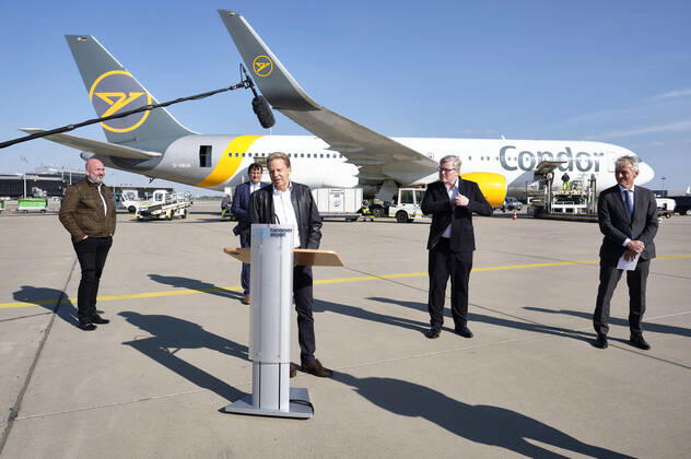 Bilder des Jahres 2020, News 04 April News Themen der Woche KW17 Bernd Osterloh (Vorsitzender des Gesamt- und Konzernbetriebsrats der Volkswagen AG), Gunnar Kilian (Vorstandsmitglied der Volkswagen AG), Raoul Hille (Geschäftsführer des Flughafens Hannover), Bernd Althusmann (Niedersächsischer Minister für Wirtschaft) und Ralf Teckentrup (CEO von Condor Flugdienst) - Volkswagen empfängt Luftfracht mit 5 Million Schutzmasken und medizinische Hilfsmaterialien aus China auf dem Hannover Airport. Hannover, 26.04.2020