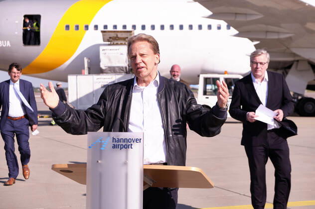 Raoul Hille (Geschäftsführer des Flughafens Hannover) - Volkswagen empfängt Luftfracht mit 5 Million Schutzmasken und medizinische Hilfsmaterialien aus China auf dem Hannover Airport. Hannover, 26.04.2020