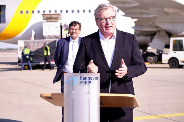Bernd Althusmann (Niedersächsischer Minister für Wirtschaft) - Volkswagen empfängt Luftfracht mit 5 Million Schutzmasken und medizinische Hilfsmaterialien aus China auf dem Hannover Airport. Hannover, 26.04.2020