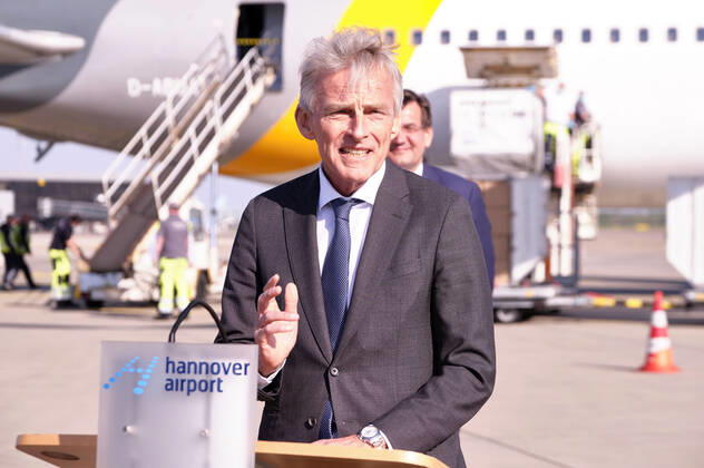Ralf Teckentrup (CEO von Condor Flugdienst) - Volkswagen empfängt Luftfracht mit 5 Million Schutzmasken und medizinische Hilfsmaterialien aus China auf dem Hannover Airport. Hannover, 26.04.2020