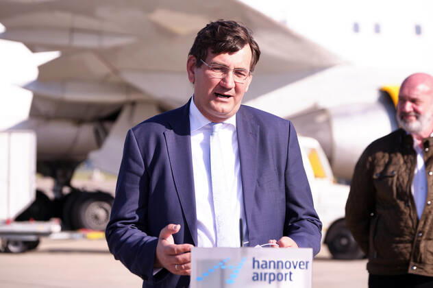 Gunnar Kilian (Vorstandsmitglied der Volkswagen AG) - Volkswagen empfängt Luftfracht mit 5 Million Schutzmasken und medizinische Hilfsmaterialien aus China auf dem Hannover Airport. Hannover, 26.04.2020