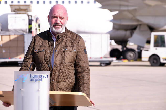 Bernd Osterloh (Vorsitzender des Gesamt- und Konzernbetriebsrats der Volkswagen AG) - Volkswagen empfängt Luftfracht mit 5 Million Schutzmasken und medizinische Hilfsmaterialien aus China auf dem Hannover Airport. Hannover, 26.04.2020