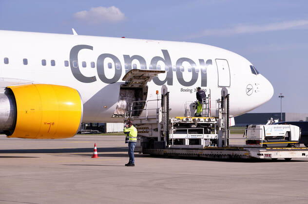 Volkswagen empfängt Luftfracht mit 5 Million Schutzmasken und medizinische Hilfsmaterialien aus China auf dem Hannover Airport. Hannover, 26.04.2020