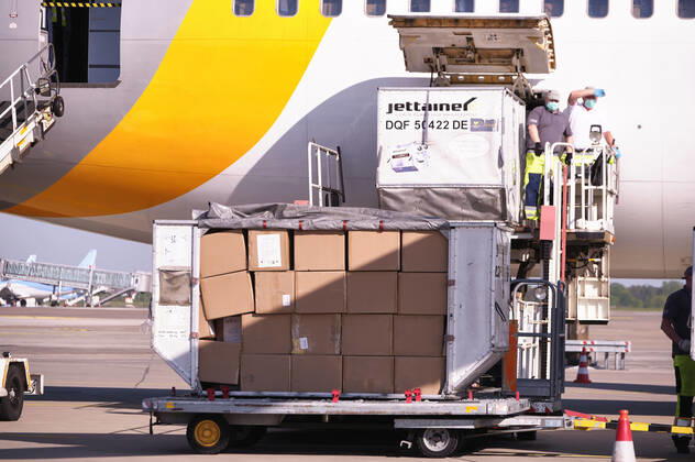 Volkswagen empfängt Luftfracht mit 5 Million Schutzmasken und medizinische Hilfsmaterialien aus China auf dem Hannover Airport. Hannover, 26.04.2020