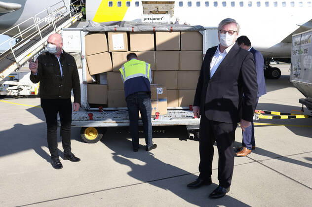 Bernd Osterloh (Vorsitzender des Gesamt- und Konzernbetriebsrats der Volkswagen AG) und Bernd Althusmann (Niedersächsischer Minister für Wirtschaft) - Volkswagen empfängt Luftfracht mit 5 Million Schutzmasken und medizinische Hilfsmaterialien aus China auf dem Hannover Airport. Hannover, 26.04.2020
