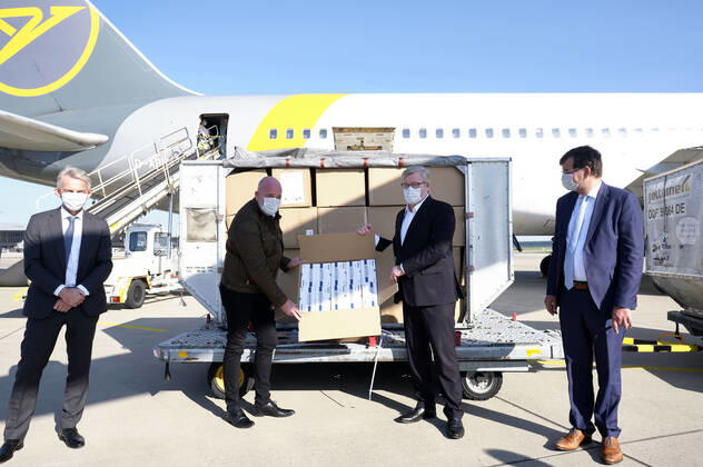 Ralf Teckentrup (CEO von Condor Flugdienst), Bernd Osterloh (Vorsitzender des Gesamt- und Konzernbetriebsrats der Volkswagen AG), Bernd Althusmann (Niedersächsischer Minister für Wirtschaft) und Gunnar Kilian (Vorstandsmitglied der Volkswagen AG) - Volkswagen empfängt Luftfracht mit 5 Million Schutzmasken und medizinische Hilfsmaterialien aus China auf dem Hannover Airport. Hannover, 26.04.2020