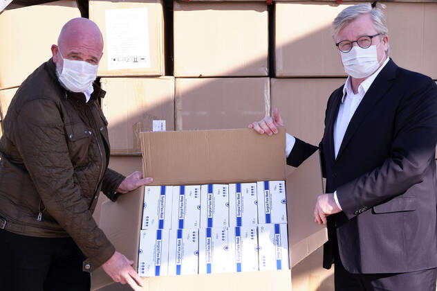 Bernd Osterloh (Vorsitzender des Gesamt- und Konzernbetriebsrats der Volkswagen AG) und Bernd Althusmann (Niedersächsischer Minister für Wirtschaft) - Volkswagen empfängt Luftfracht mit 5 Million Schutzmasken und medizinische Hilfsmaterialien aus China auf dem Hannover Airport. Hannover, 26.04.2020